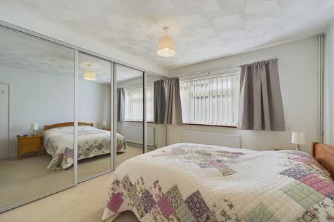 2 bedroom semi-detached bungalow to rent, Cootes Avenue, Horsham