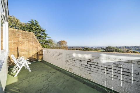 13 Lydney Close, London, SW19 6JN