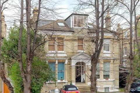 2 bedroom flat to rent, Oakhill Road, London