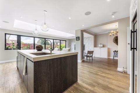 35 Burnham Drive, Worcester Park, KT4 8SE
