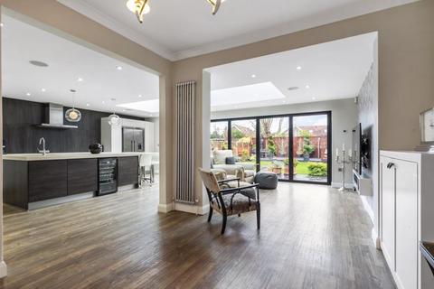35 Burnham Drive, Worcester Park, KT4 8SE