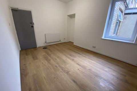 Mixed use to rent, Bedsit With Shared Kitchen & Shower Rooms. Cardiff Road, Cardiff