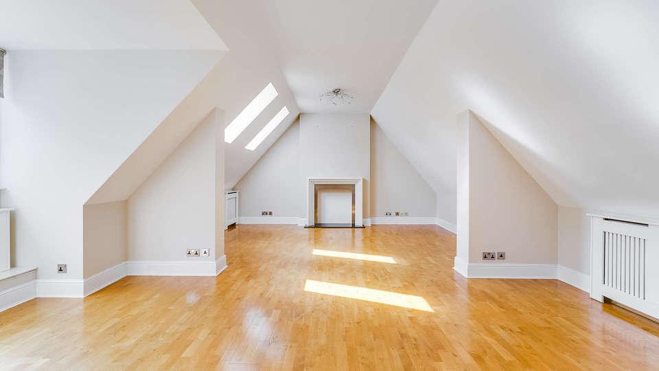 Kensington Church Street, London, W8 2 bed flat to rent £4,550 pcm (£