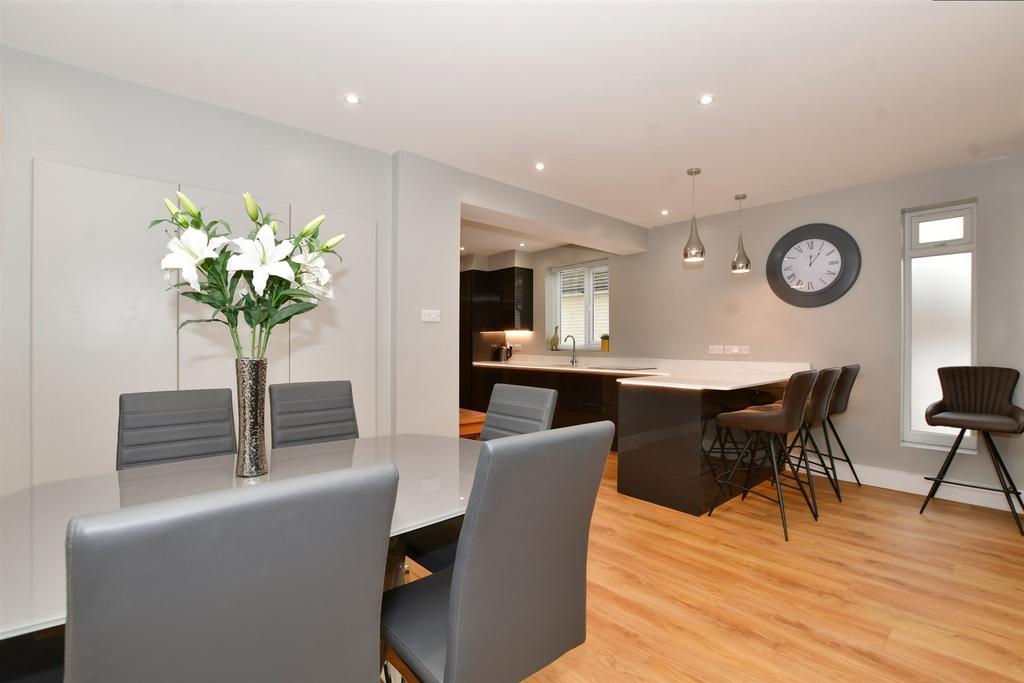 Kitchen/Dining Area