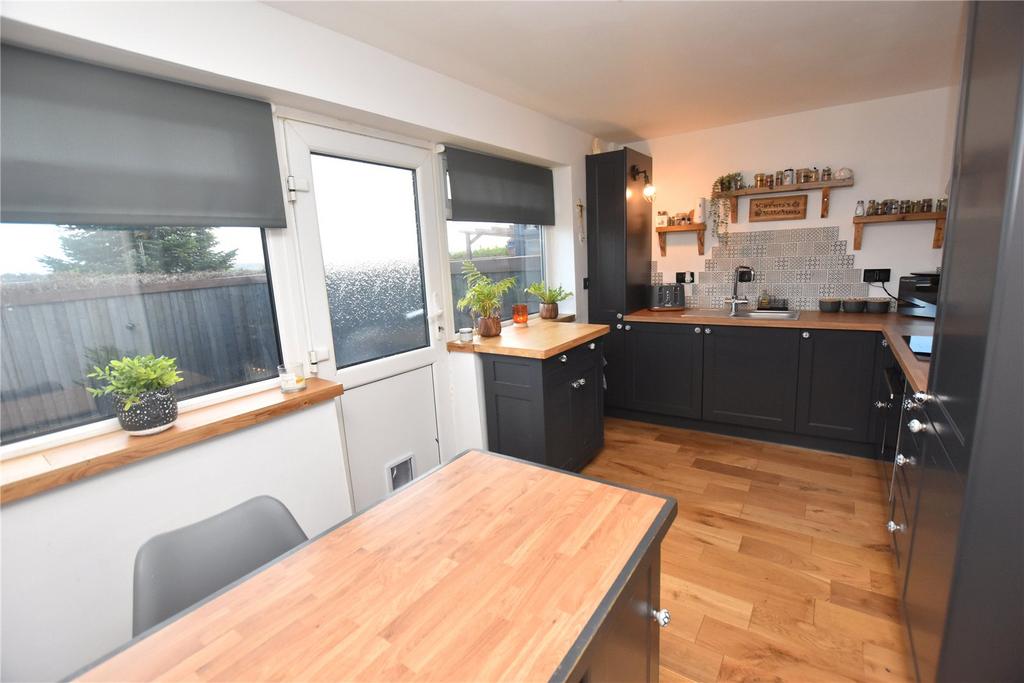 Woodlea Grove, Yeadon, Leeds 3 bed semidetached house for sale £235,000