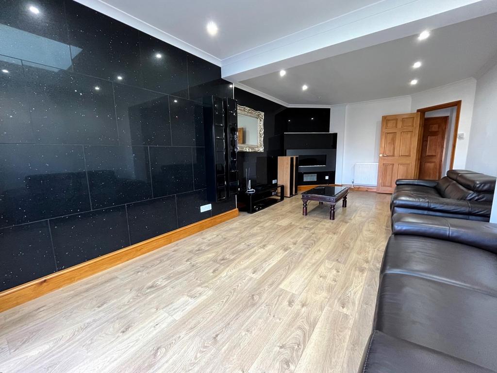 Magpie Hall Lane, Bromley BR2 3 bed semidetached house for sale £550,000