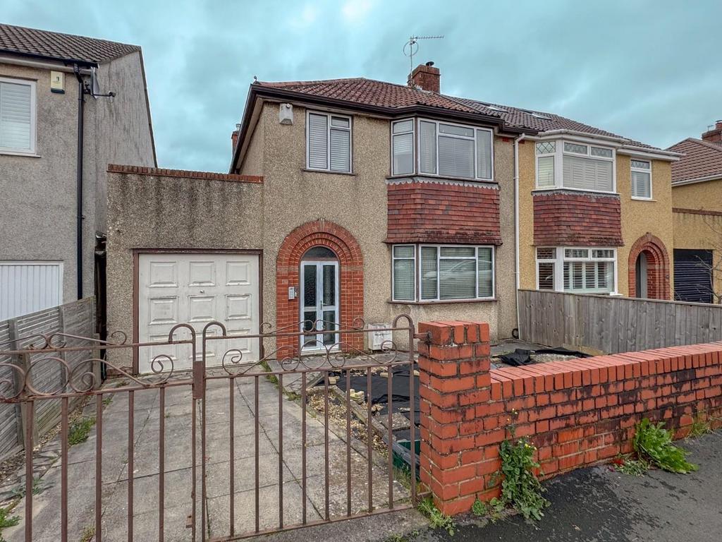 Fouracre Crescent, Downend, Bristol, BS16 6PU 3 Bed Semi-detached House ...