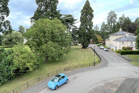 41 Campriano Drive, Warwick, CV34 4NQ