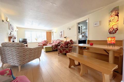 1 Hathaway Drive, Warwick, CV34 5RD