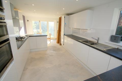 5 bedroom semi-detached house for sale - Gresham Road, Staines-upon-Thames, TW18