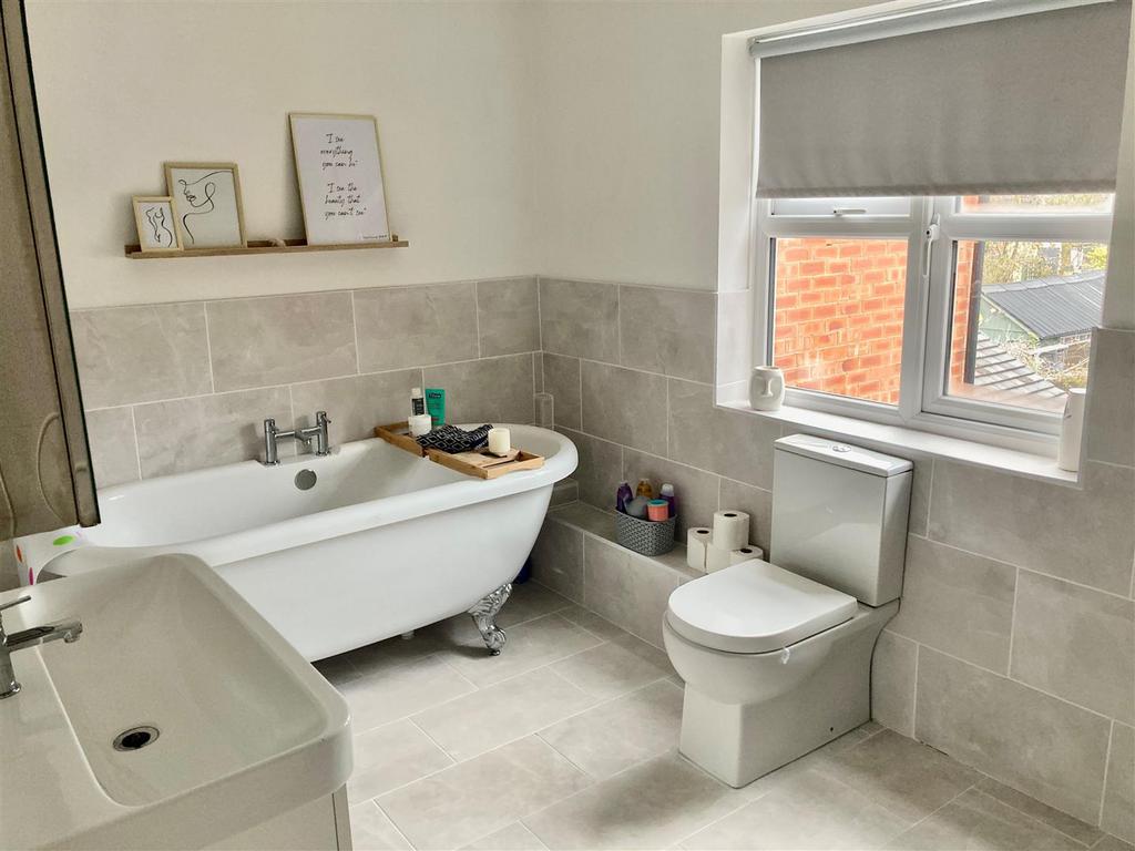 Bathroom 1.jpg