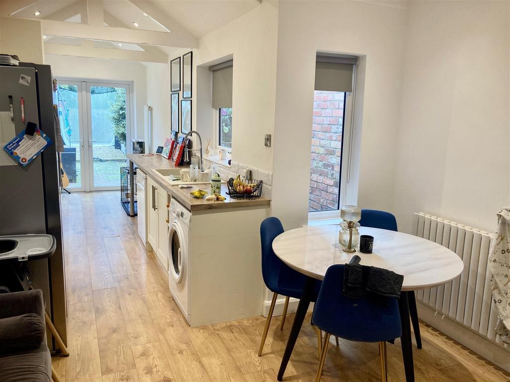 Kitchen 2.jpg