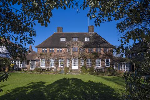 26 Southway, London, NW11 6RU