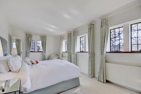 26 Southway, London, NW11 6RU