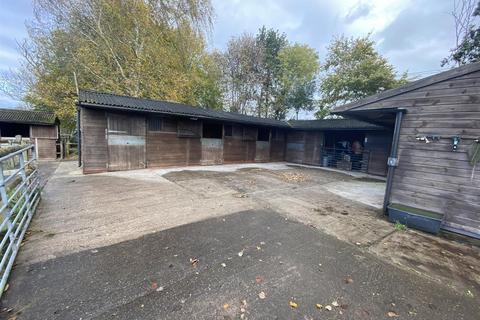 Equestrian property to rent - Overton House Stables, Tilston Road, Malpas, SY14 7DF