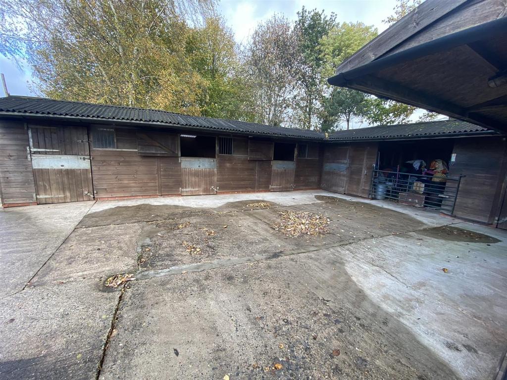 Overton House Stables, Tilston Road, Malpas, SY14 7DF Equestrian