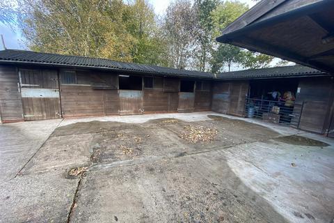 Equestrian property to rent - Overton House Stables, Tilston Road, Malpas, SY14 7DF