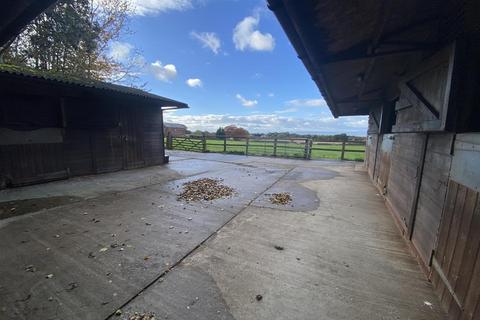 Equestrian property to rent - Overton House Stables, Tilston Road, Malpas, SY14 7DF