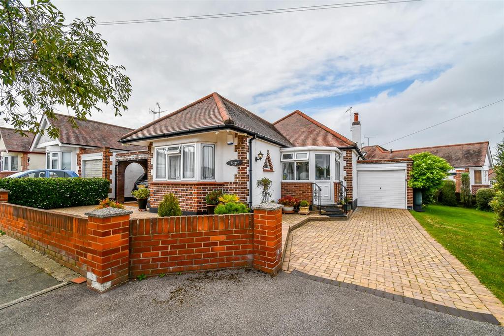 Dundee Avenue, LeighOnSea SS9 3 bed detached bungalow for sale £600,000