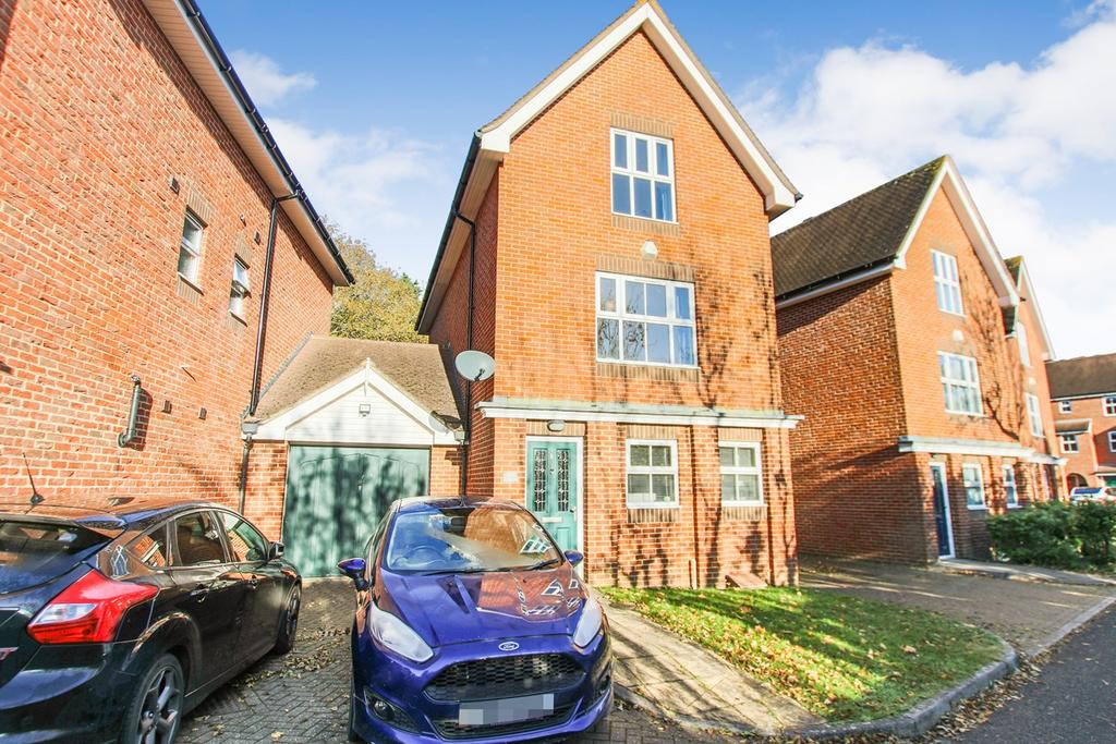 London Road, East Grinstead, RH19 4 bed link detached house for sale