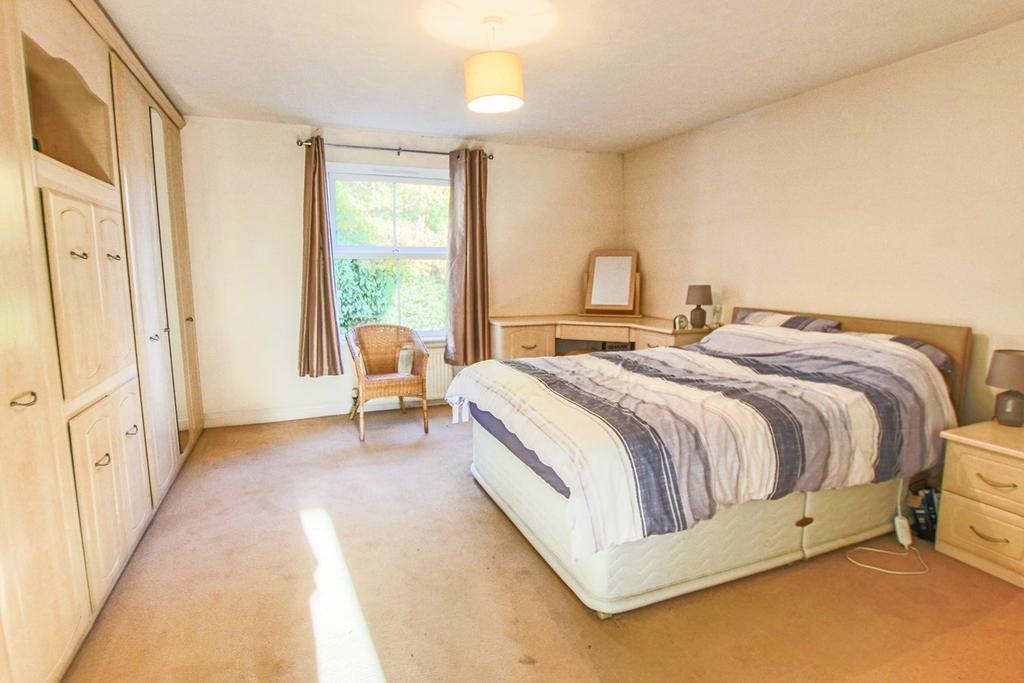 London Road, East Grinstead, RH19 4 bed link detached house for sale