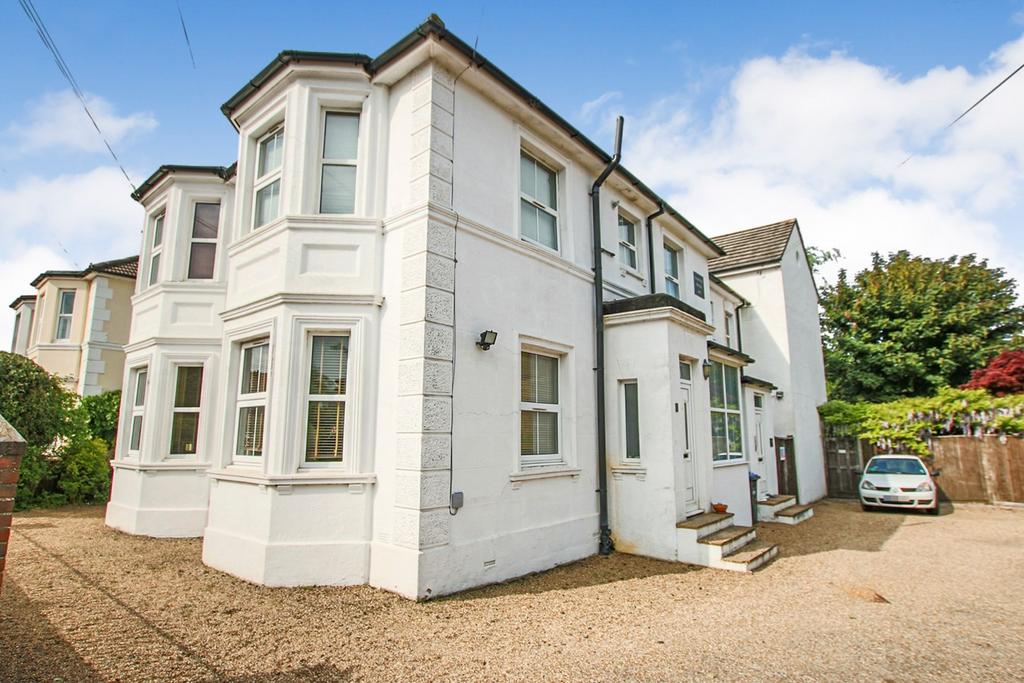 Moat Road, East Grinstead, RH19 1 bed flat for sale £220,000