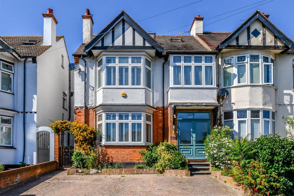 Woodfield Gardens, LeighOnSea SS9 5 bed semidetached house for sale