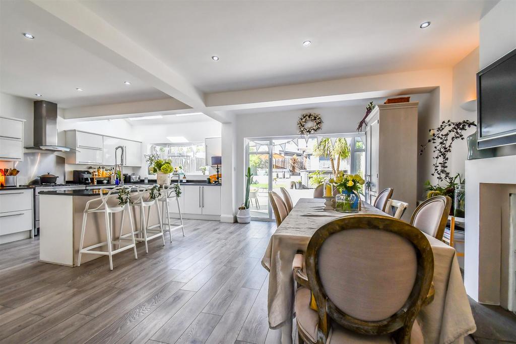 Woodfield Gardens, LeighOnSea SS9 5 bed semidetached house for sale