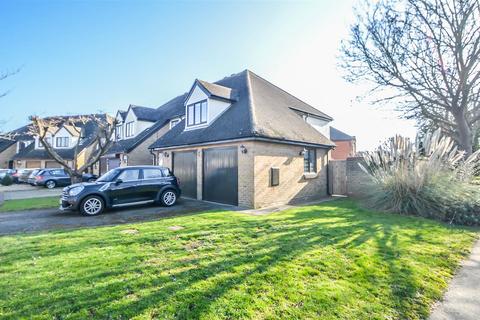 4 bedroom semi-detached house for sale - Fitzwarren, Shoeburyness SS3