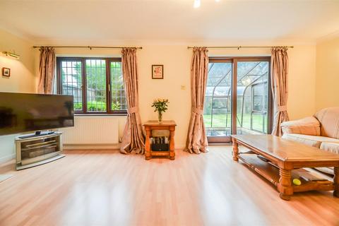 4 bedroom semi-detached house for sale - Fitzwarren, Shoeburyness SS3