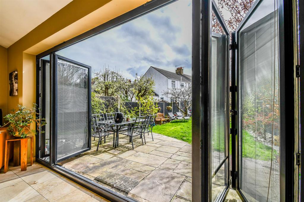 Elm Road, LeighOnSea SS9 4 bed detached house for sale £750,000