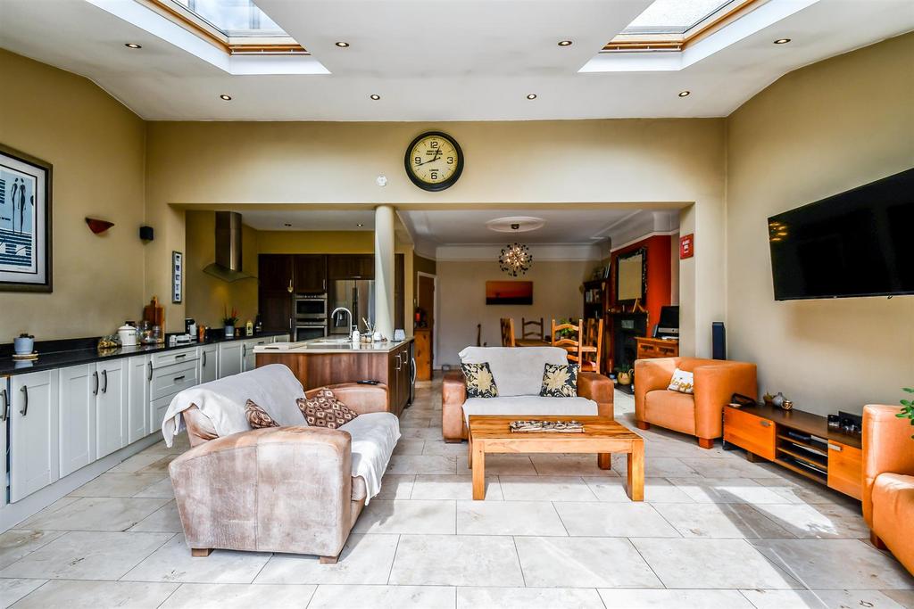 Elm Road, LeighOnSea SS9 4 bed detached house for sale £750,000