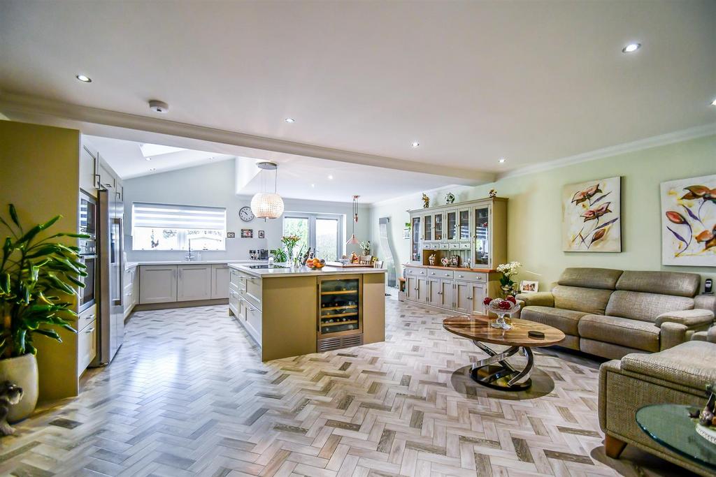 Burnham Road, LeighOnSea SS9 4 bed semidetached house £950,000
