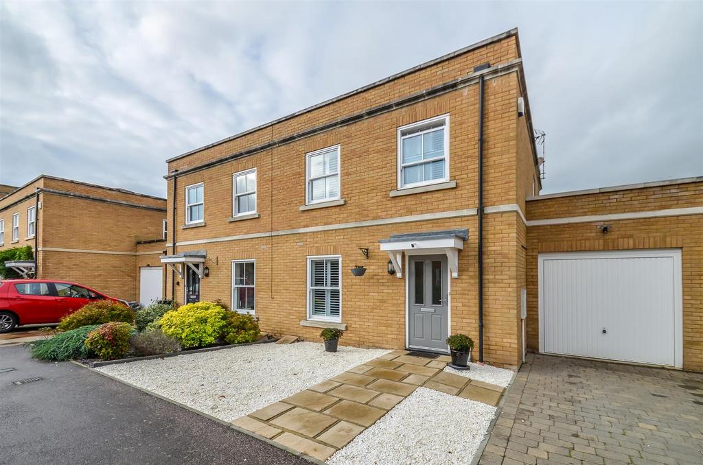 Ashes Road, SouthendOnSea SS3 3 bed semidetached house for sale £