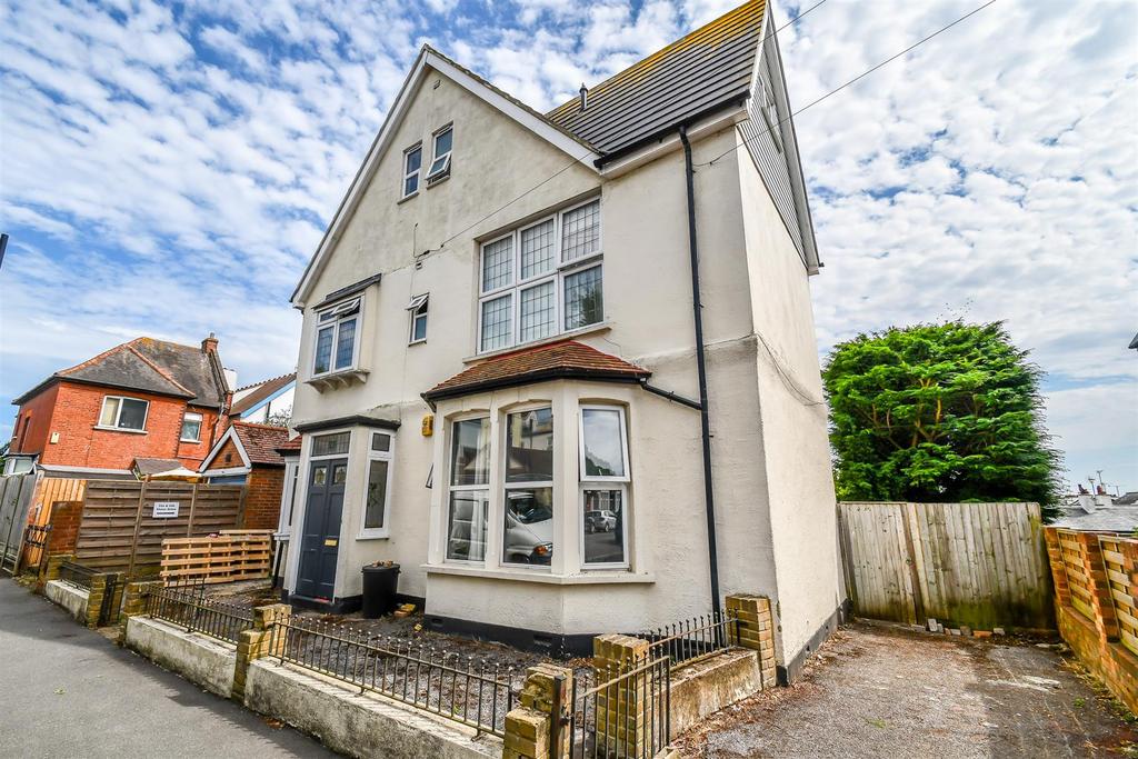Victor Drive, LeighOnSea SS9 2 bed flat for sale £500,000