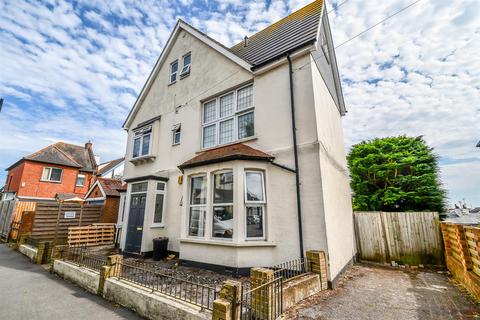 2 bedroom flat for sale, Victor Drive, Leigh-On-Sea SS9