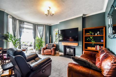 2 bedroom flat for sale, Victor Drive, Leigh-On-Sea SS9