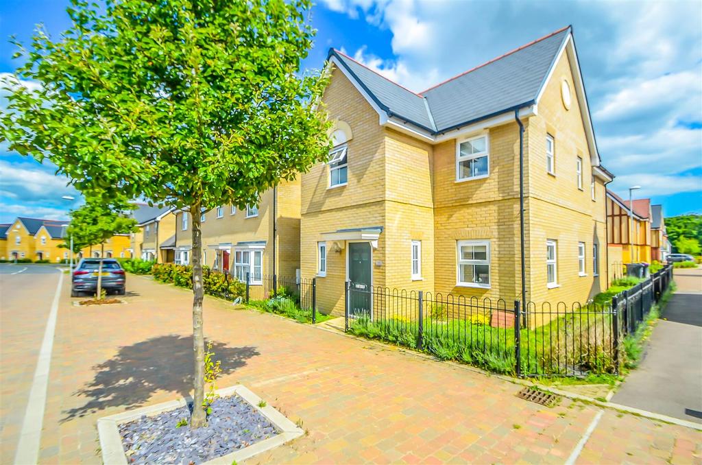 Elizabeth Gardens, Rochford SS4 4 bed semidetached house £475,000