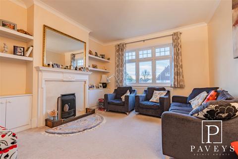 4 bedroom flat for sale, Hadleigh Road, Frinton-On-Sea