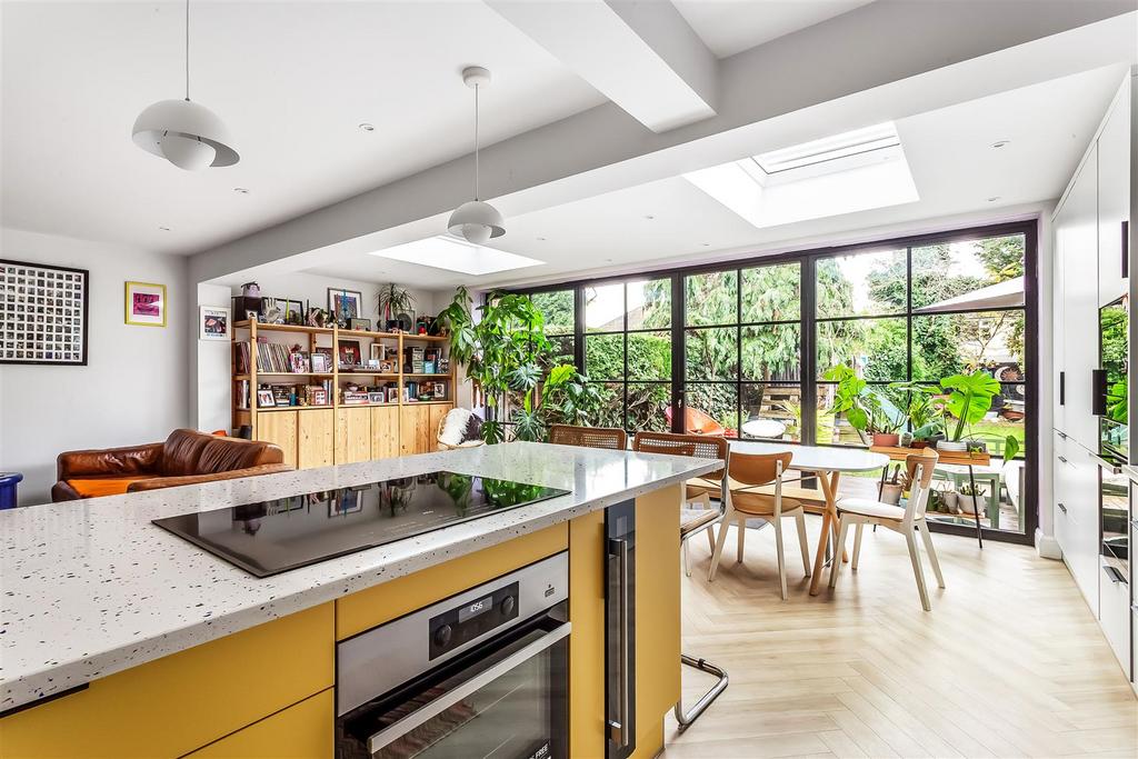 DILSTON ROAD, LEATHERHEAD, KT22 3 bed semidetached house for sale £