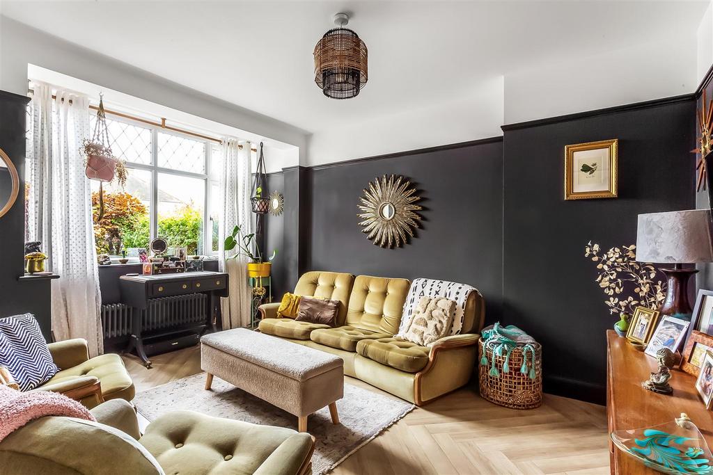 DILSTON ROAD, LEATHERHEAD, KT22 3 bed semidetached house for sale £