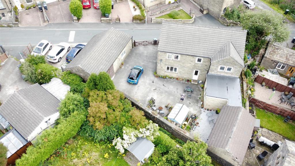 Moor Close Lane, Queensbury, Bradford 4 bed detached house £395,000