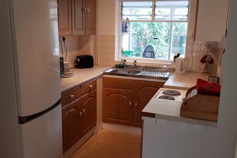 4 bedroom house to rent, Rushmead Close