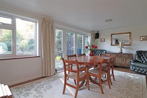 5 Daneshill, Redhill, RH1 2DW