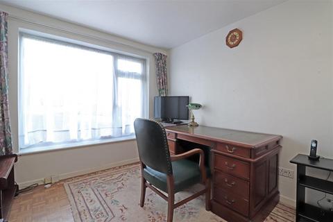 5 Daneshill, Redhill, RH1 2DW