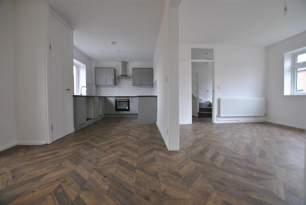 Walsh Avenue, Hengrove, Bristol 3 bed house £1,500 pcm (£346 pw)