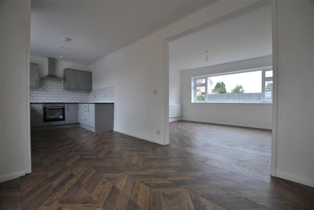 Walsh Avenue, Hengrove, Bristol 3 bed house £1,500 pcm (£346 pw)