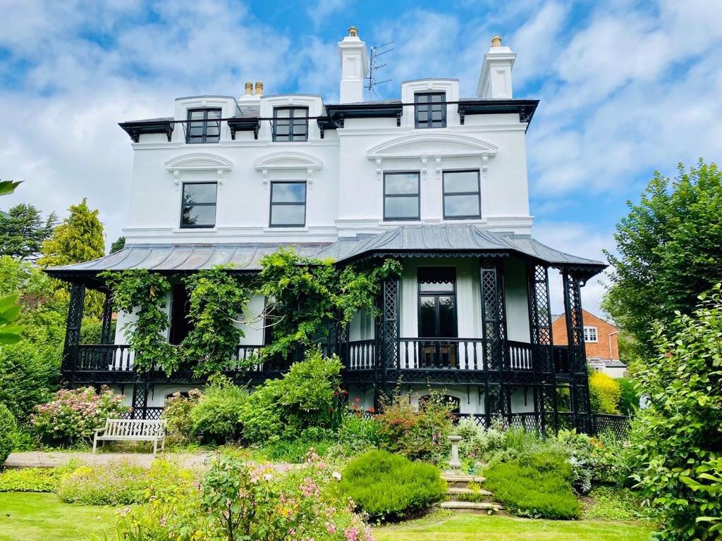 4 Elgar Court, Hampton Park Road, Hereford, HR1 3 bed flat for sale £