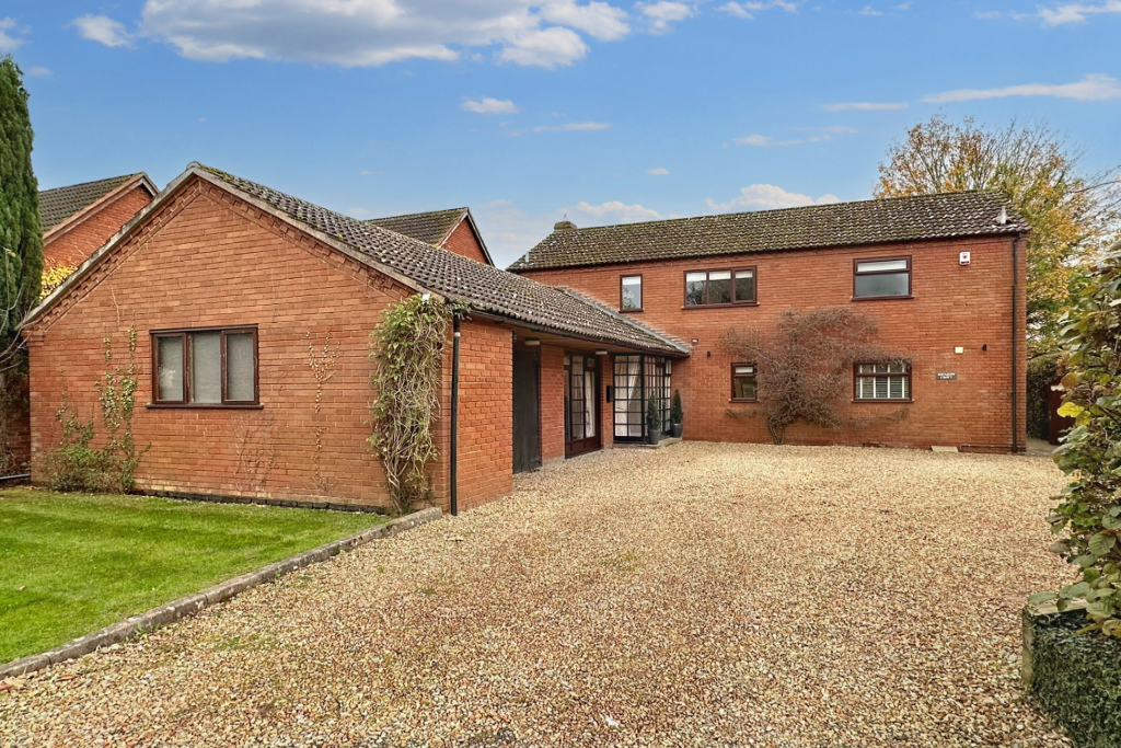 Attwood Lane, Holmer, Hereford, HR1 4 bed detached house for sale £