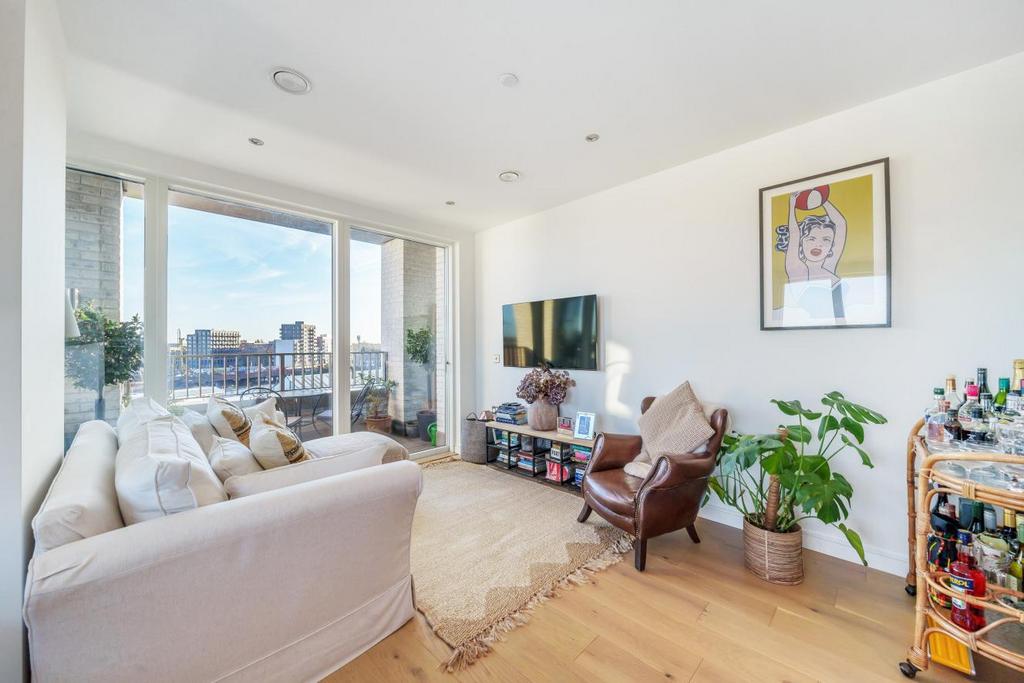 Grant Road, Battersea 2 bed flat for sale £625,000